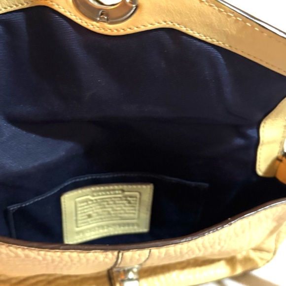 Coach vintage Elegant Cream Leather Crossbody Bag - Picture 6 of 9